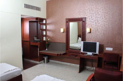 Hotel Dee Cee Manor شيناي المظهر الخارجي الصورة
